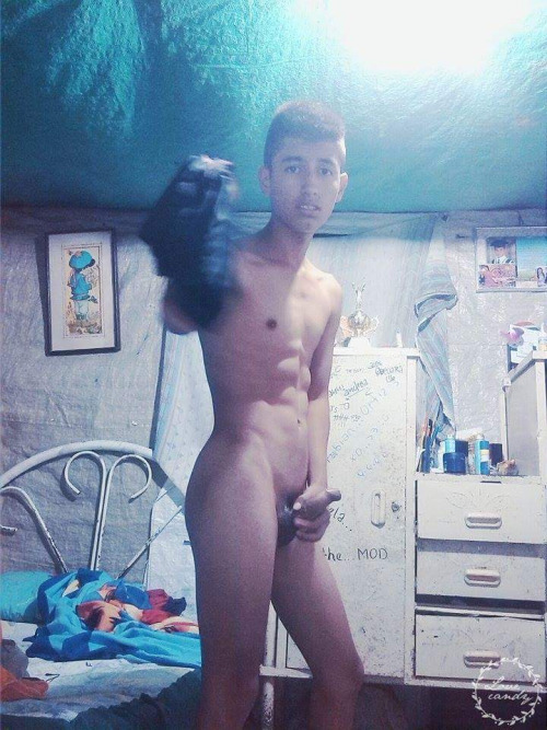 rds2994:  jojutlagay:  Rico morro enseñando verga y culo.  Esta rico x donde lo