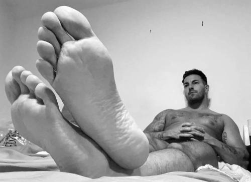 whitemalefeet:Masculine level: 100 great feet