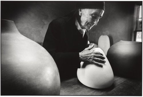 nobrashfestivity:Dan BudnikGeorgia O'Keeffe at the Ghost Ranch with Pots by Juan Hamilton