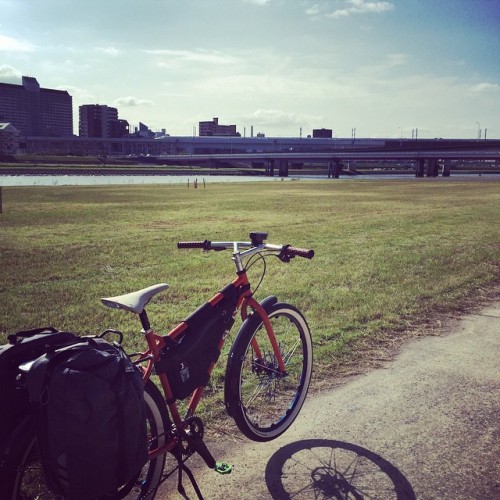 grumpy-bike: 太田川放水路の西側河川敷に橋がかけられて、自転車で走れるようになってます！有難い。#surlybikes #blackburndesign