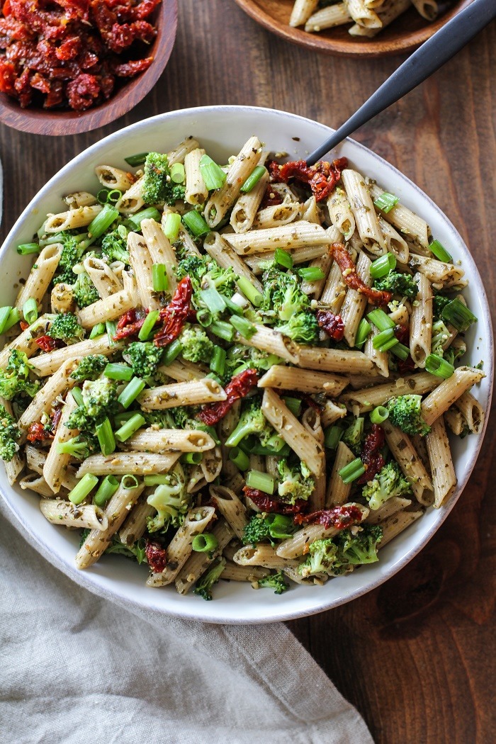 Kale Pesto Pasta Salad with Sun-Dried Tomatoes and Broccoli / Recipe