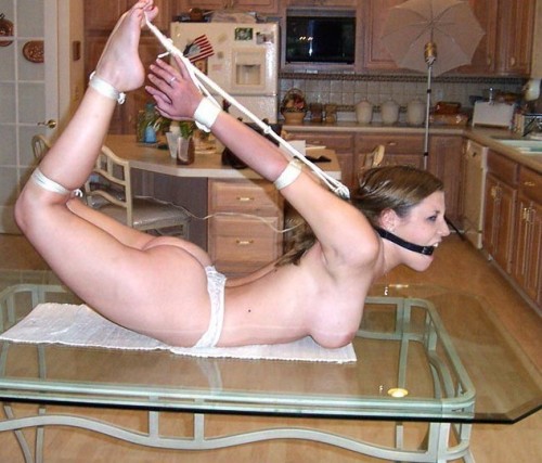 Nach einigen Stunden in dieser Position erklärte sich Sarah spontan und vollkommen freiwillig bereit, die Küche zu putzen.Du magst BDSM?Über die Freuden einvernehmlicher Nicht-Einvernehmlichkeit: Fetisch-BDSM-Geschichten Nasty