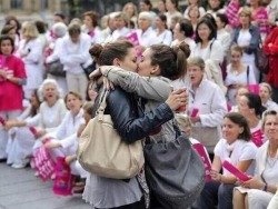 scream-of-thebutterfly: Girls kissing in front of an Anti-Gay Protest. This is priceless and perfect.
