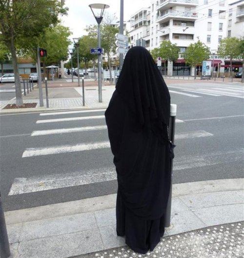 Française et porte fièrement le niqab, elle a 15 ans.