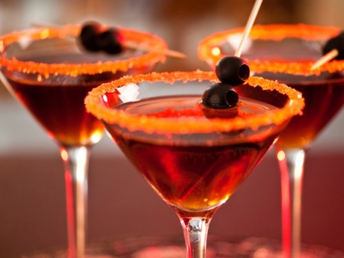 angryhalfling:sixpenceee:Here’s a compilation of Halloween cocktails! Here is where I got them from.