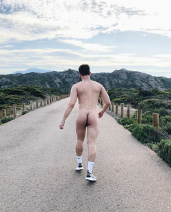 alanh-me:  95k+ follow all things gay, naturist and “eye catching”  
