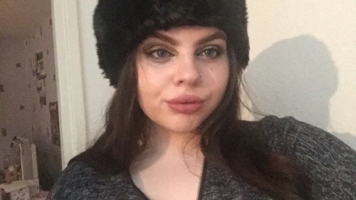 undereyelouisvuittons:Look at my winter hat
