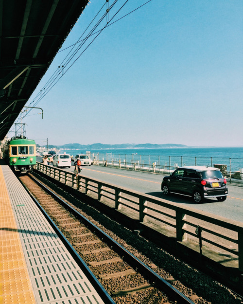 Enoden305 entering Kamakurakōkōmae station (at 江ノ島電鉄 鎌倉高校前駅)