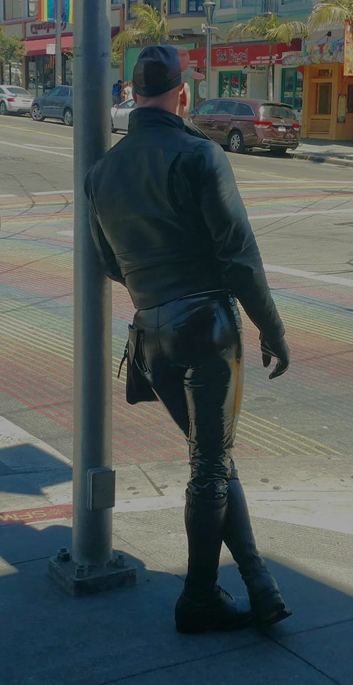 meinlatex:That#s what I like: Hot Shiny Leather Ass!