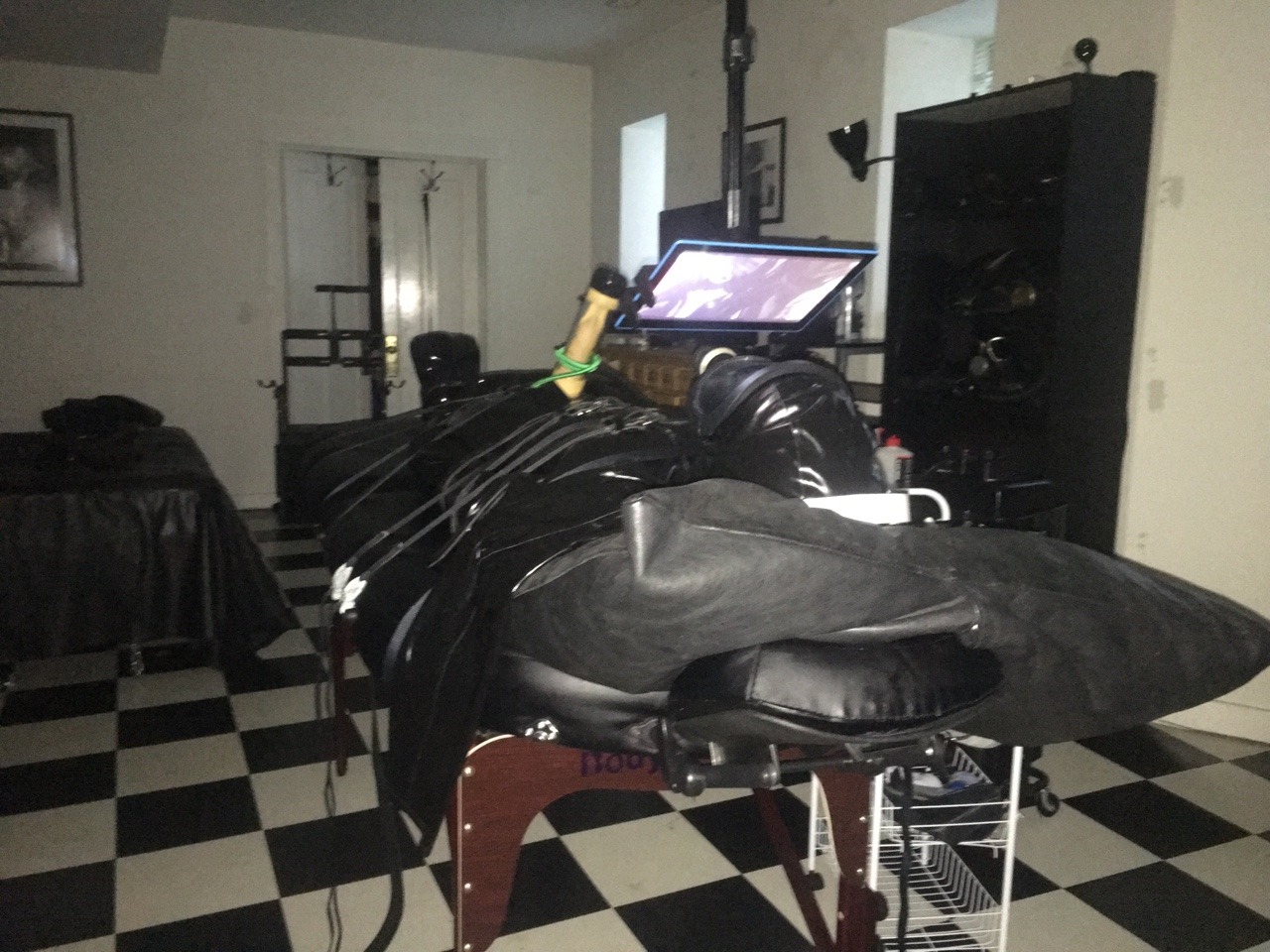 mummyhavok81: rubberelectropoppers: Watch the video. Let the Venus remove your sample.