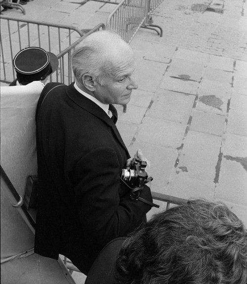 leicanews: Henri Cartier-Bresson with Leica CL. Very rare photo.Via lens.blogs.nytimes.com