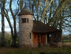 ohnoifallinreverse:  sixpenceee:  An incredible real life fantasy style cottage. It is located in Ireland. (Source)  I want one. 