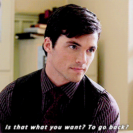 ezriasource:Ezria rewatch ▸ 1x11“You’d just be a pretty girl that sits one row over from