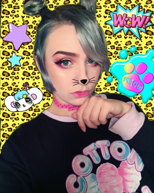 mahouprince:  I had so much fun with this makeup~ I actually… wore false eyelashes! Its been so long ..!! I also used a gold eyeshadow as a highlighter. It was fun I was shining so much ;w;