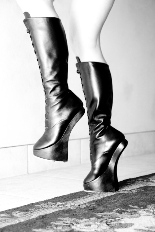 pictures-i-heart:  lace up, pony 