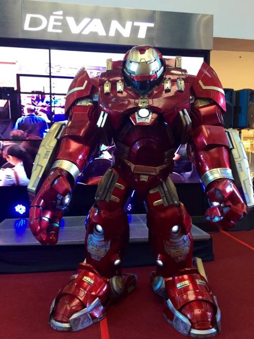 cosplay-gamers:  Hulkbuster/Veronica from Avengers 2: Age of Ultron 8-foot costume made by Happy Heroes 4 Hire in 3 monthsHulkbuster worn by Pablo BairanHulk worn by Cyrus DistorIron Man Mk 42 worn by Anthony BalayongHulk and Iron Man also made by Happy