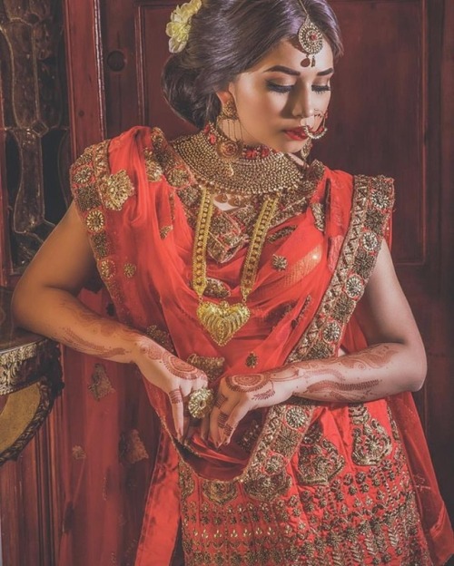 The Regal Bride✨ Henna &amp; jewels: @nishel_creations Outfit: @lisha_k_collections Mua: @pkblon