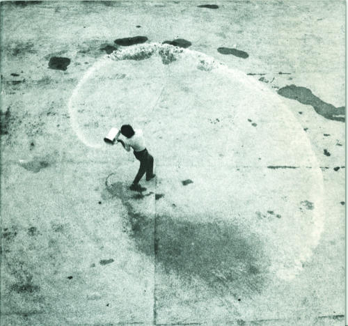 vivipiuomeno1:  Klaus Rinke.(Wattenscheid 1939) ‘Von der Quelle zum Ozean’ performance, 70′s 