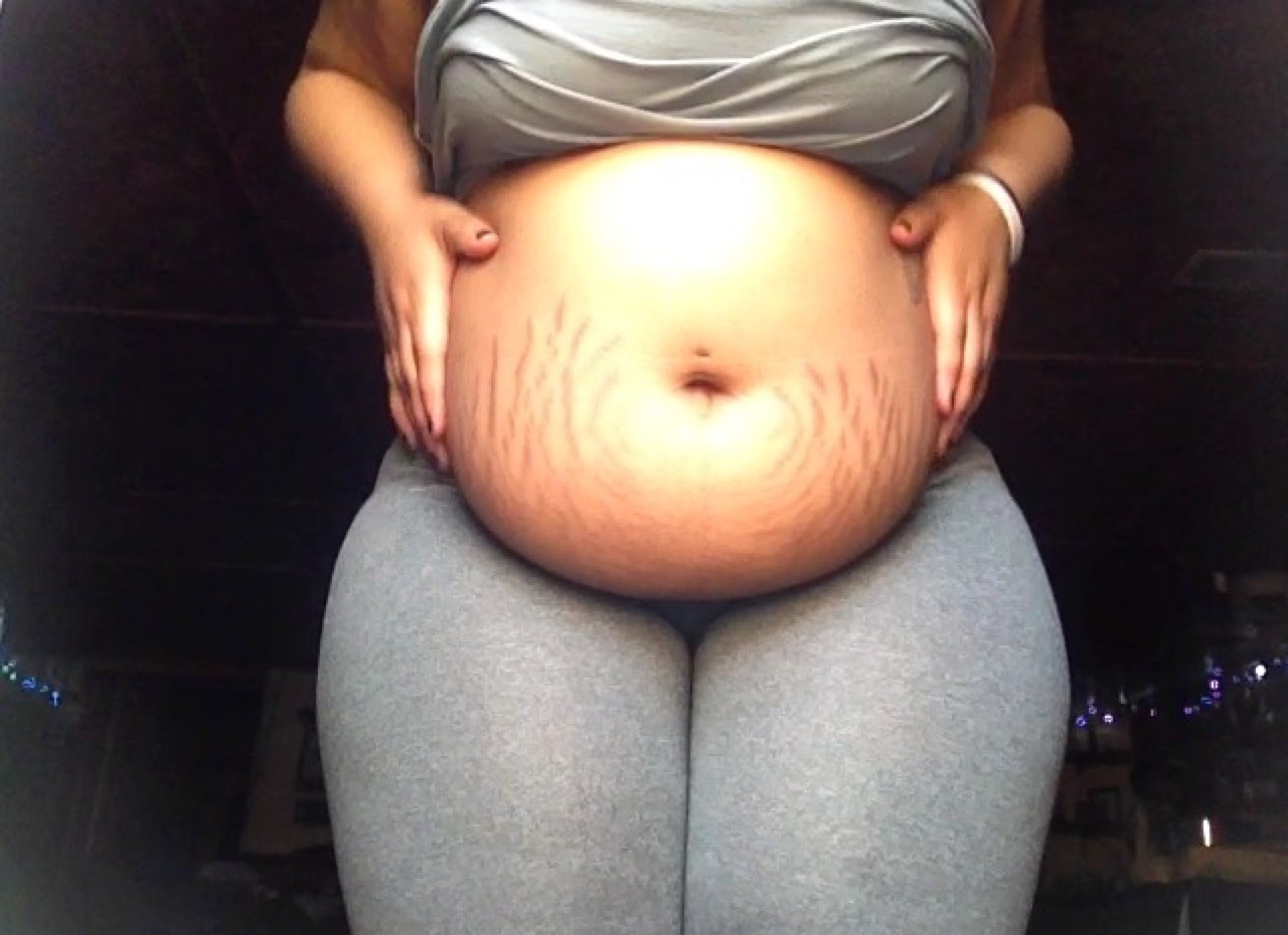 fet-raynail:  I absolutely love how swollen and jiggly  my belly is a little while