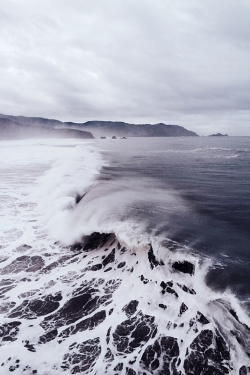 moody-nature:  Pacific Ocean | By Adriansky