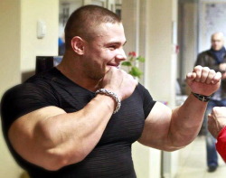 size-king:  Alexey & his muscles.