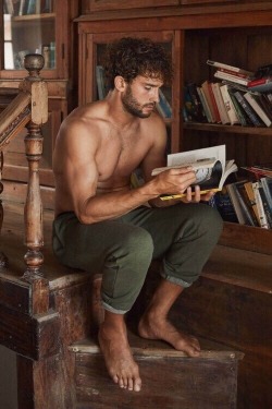 howdoyoulikethemeggrolls:  @man-reading