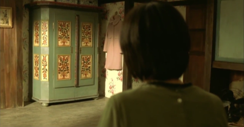 wonder-fx: A Tale of Two Sisters (2003) + floral print appreciation