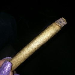 shinepapers:  Smoking this gold blunt🐯
