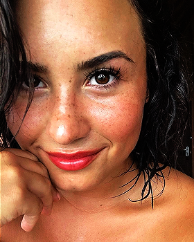beallright:  Demi Lovato + Bora Bora 2017 vacation.