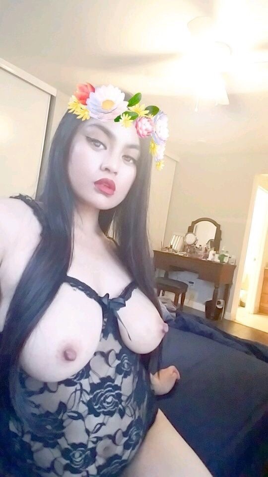 hornythots:  Rubbing the lamp ❤️  Too damn fine 💯🌹🌹🌹🌹