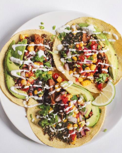 emilythebanana:  #vegan BBQ jackfruit 🌮 x3 filled with black beans, quinoa, grilled corn salsa and avocado drizzled w/ cashew sour cream and a squirt of lime juice 🙌 insane flavor explosion in my mouth 💥 happy #tacotuesday !!! 🎉🎉 