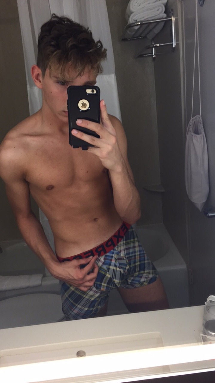 heyitsmetannerv:  Day 1 in New York done  Why is he so damn hot! It doesn&rsquo;t
