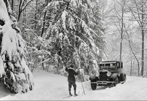 the1920sinpictures:1926 A Lincoln and a skier. From The Jazz Age Vehicle Archive, FB.