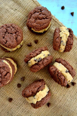 verticalfood:  Cookie Dough Oreos