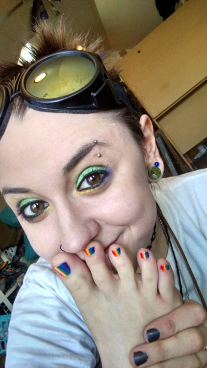 themissarcana: themissarcana: Also I did do what I call skittle toes! Rainbow toe polish! Fun make u
