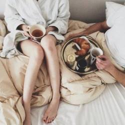 cronacadiunamoreimpossibile:  dreams-in-my-sky:  .  colazione a letto… insieme? 