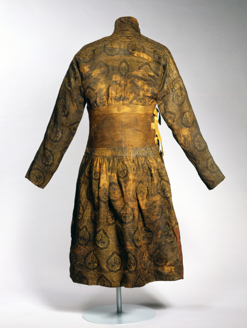 thegentlemanscloset:Silk caftan dating to the first half of the 14th century. It’s amazing to 