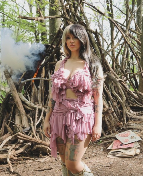 IM SCREAMING. MELANIE FINALLY POSTED PICS OF HER FACE FOR THE FIRST TIME IN PORTALS ERA. SHE LOOKS SO