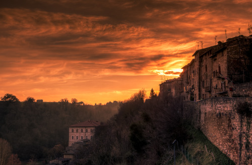 VAL D'ELSA ON FIRE Sunset view from Colle Alto, last winter.