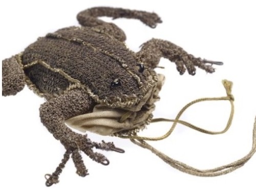 shewhoworshipscarlin:Frog shaped purse, 1650-80.