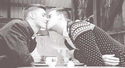 southerncrotch:  In love, one partner always reaches farther than the other. Make sure it’s not always the same one. 