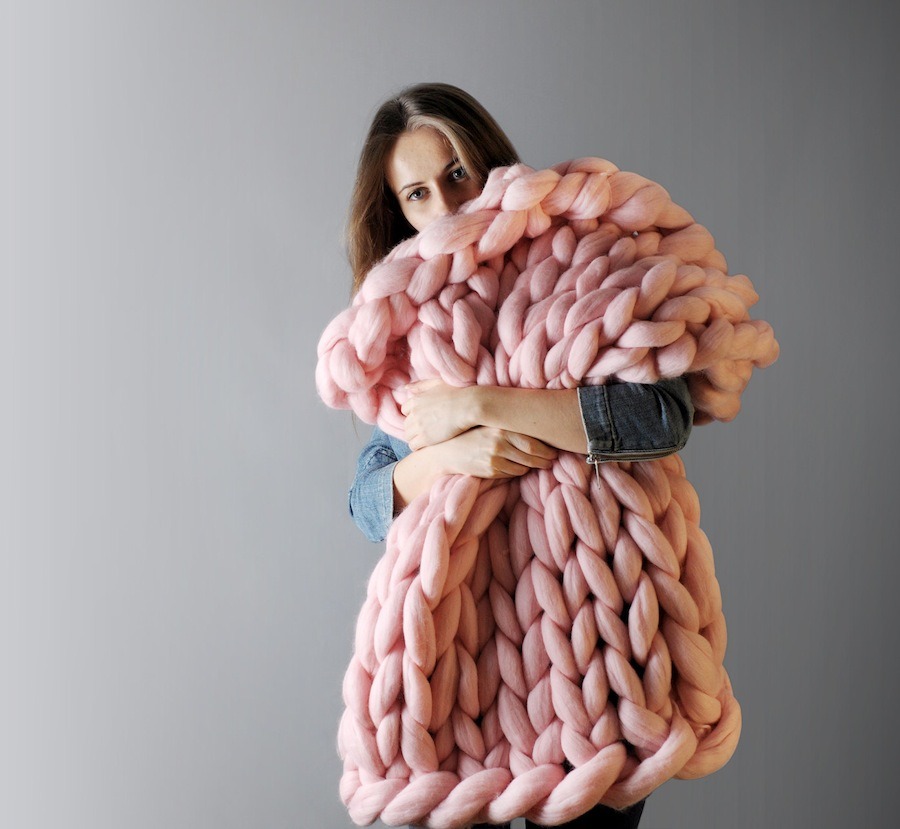 bludthinner:  ladyinterior:  Oversized Knitted Blankets, Anna Mo  aliroseg tell