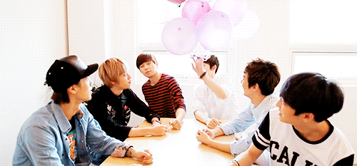 lickjoe:  Excited Ricky bringing out the balloons + his hyungs &amp; changjo’s