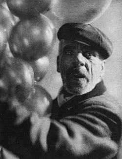  Adolph de Meyer: The balloon man, 1912 