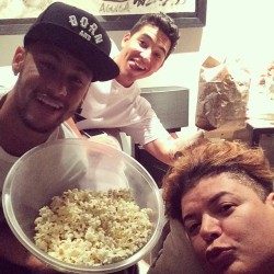 fzneymar:  Neymar und Freunde   Photo posted by @davidbrazil24 via instagram (29.09.2014)