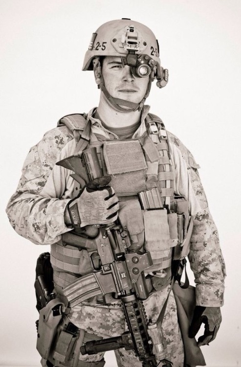 igunsandgear:  The Marine Project. Force Recon Marines prepare for deployment.  http://donmirra.com/photography/reportage/marines/