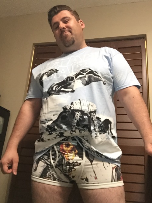 evoroil:  cubdar:  tribears:  “MAY THE 4TH BE WITH YOU”  Gorgeous man.  Geekery magnifies handsome…