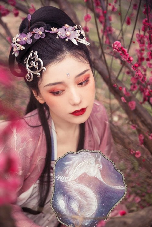 ziseviolet:A traditional Chinese Hanfu photo-story depicting an encounter amid peach blossoms, via 莲