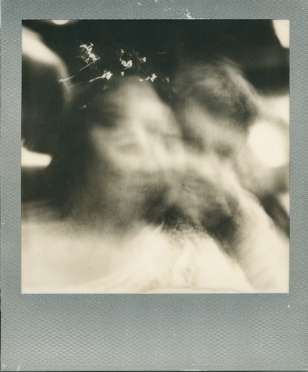 strangers.
(some people don´t understand that “keep still until the picture comes out” really means that they have to keep still….)
Polaroid SX-70, without flash, impossible project sx-70 film