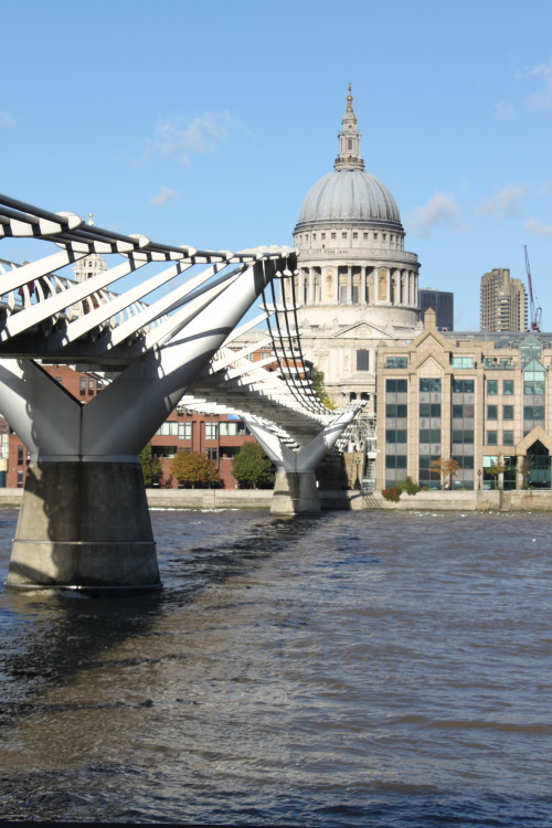 arbeyo: Millenium bridge &amp; St. Paul’s - London